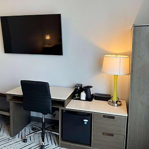 Super 8 By Wyndham Bronx Near Stadium